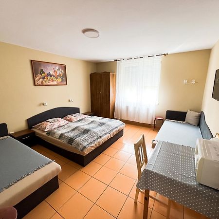 Apartman Taktik Veľký Meder Esterno foto
