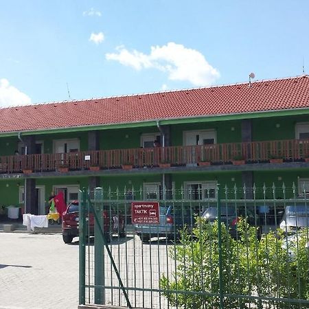 Apartman Taktik Veľký Meder Esterno foto