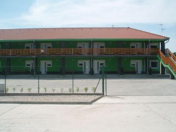 Apartman Taktik Veľký Meder Esterno foto