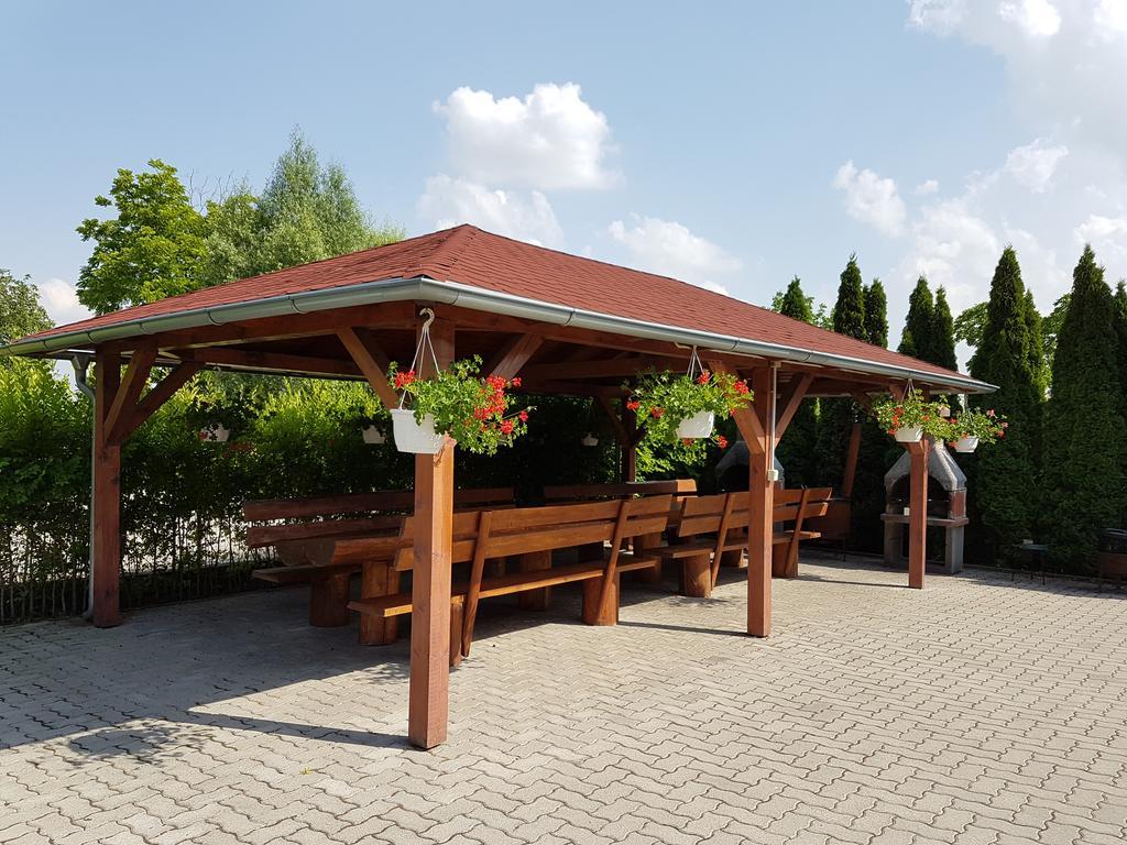 Apartman Taktik Veľký Meder Esterno foto