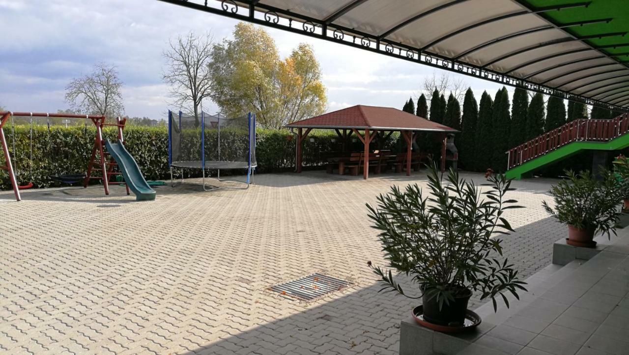 Apartman Taktik Veľký Meder Esterno foto