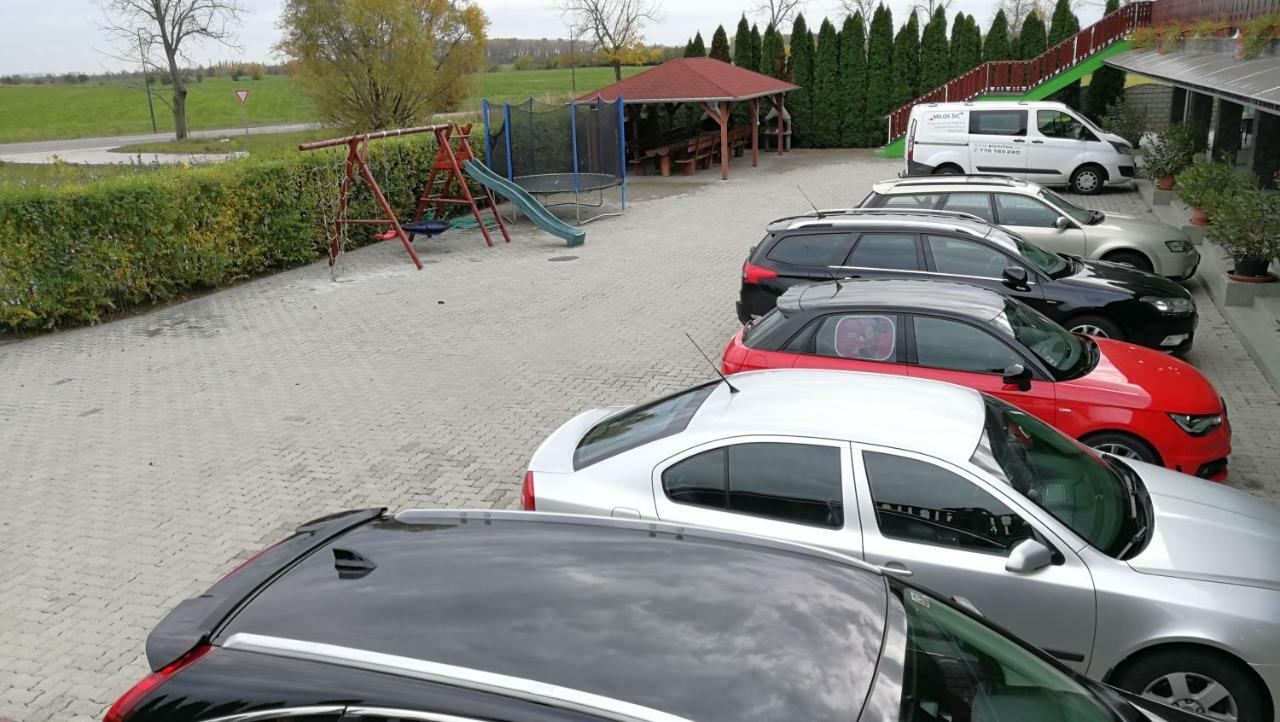 Apartman Taktik Veľký Meder Esterno foto