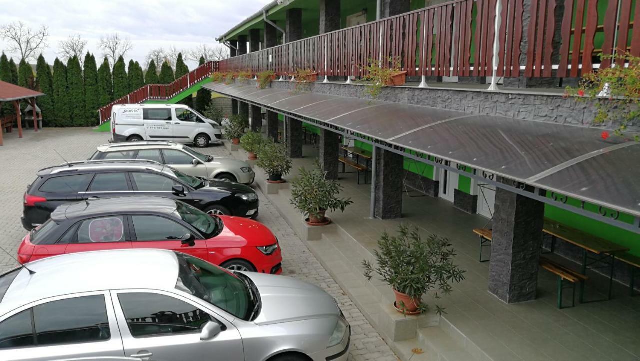Apartman Taktik Veľký Meder Esterno foto