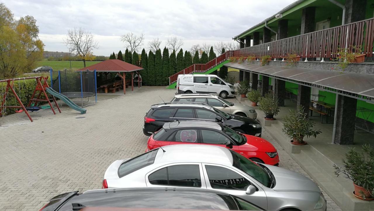 Apartman Taktik Veľký Meder Esterno foto